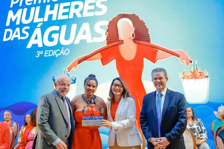 PROTAGONISMO FEMININO  ][ Lula e André de Paula entregam prêmio Mulheres das Águas